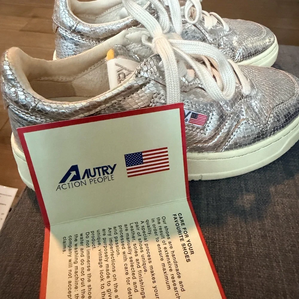 Autry Women's Medalist Low Silver Sneakers 6 - Picture 8 of 11